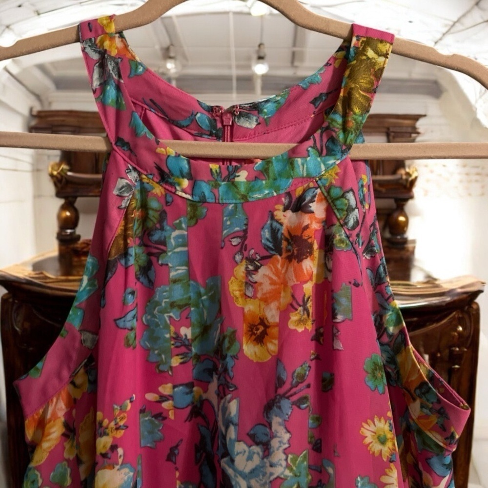 Beautiful Betsey Johnson Floral Sleeveless Pink Dress
SIZE 8